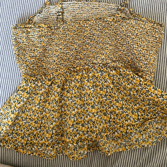 Cute floral top! - Picture 2 of 3